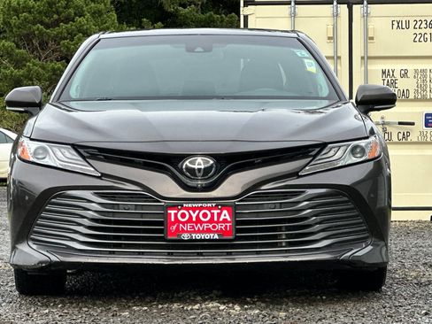 Used 2018 Toyota Camry XLE image 6