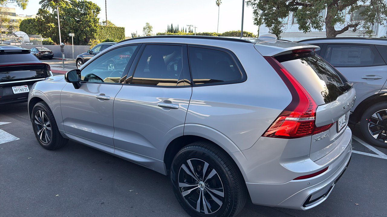 Used 2024 Volvo XC60 B5 Core AWD/4WD image 2