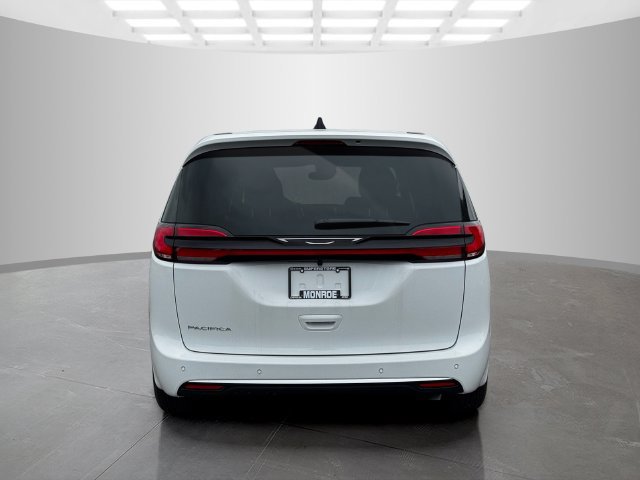 New 2027 Chrysler Pacifica Select FWD image 6