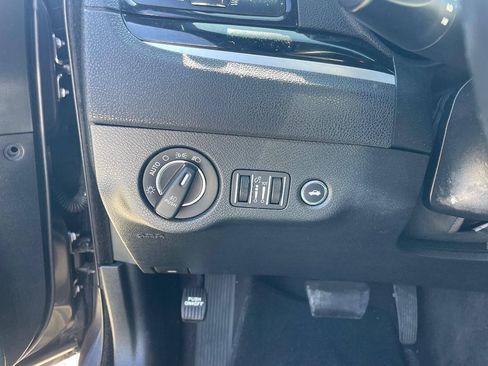 Used 2018 Chrysler 300 S RWD image 21