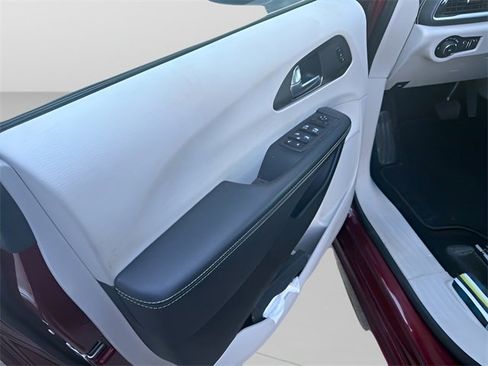 Used 2023 Chrysler Pacifica Touring-L image 9
