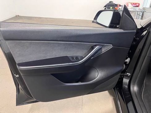 Used 2021 Tesla Model Y Long Range image 25