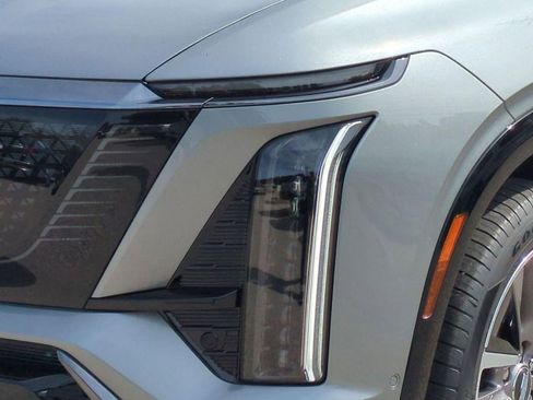New 2026 Cadillac Vistiq Luxury w/ LPO, Floor Liner Package AWD/4WD image 18