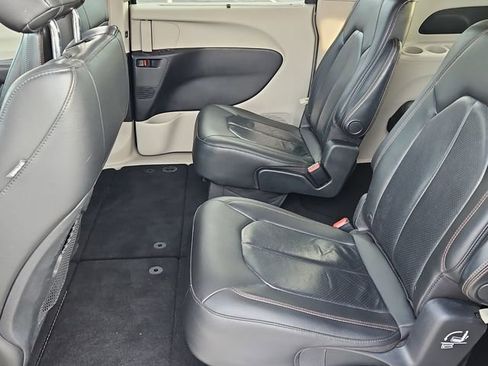 Used 2020 Chrysler Pacifica Touring-L image 13