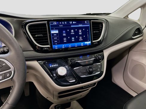 Used 2024 Chrysler Pacifica Touring-L image 25