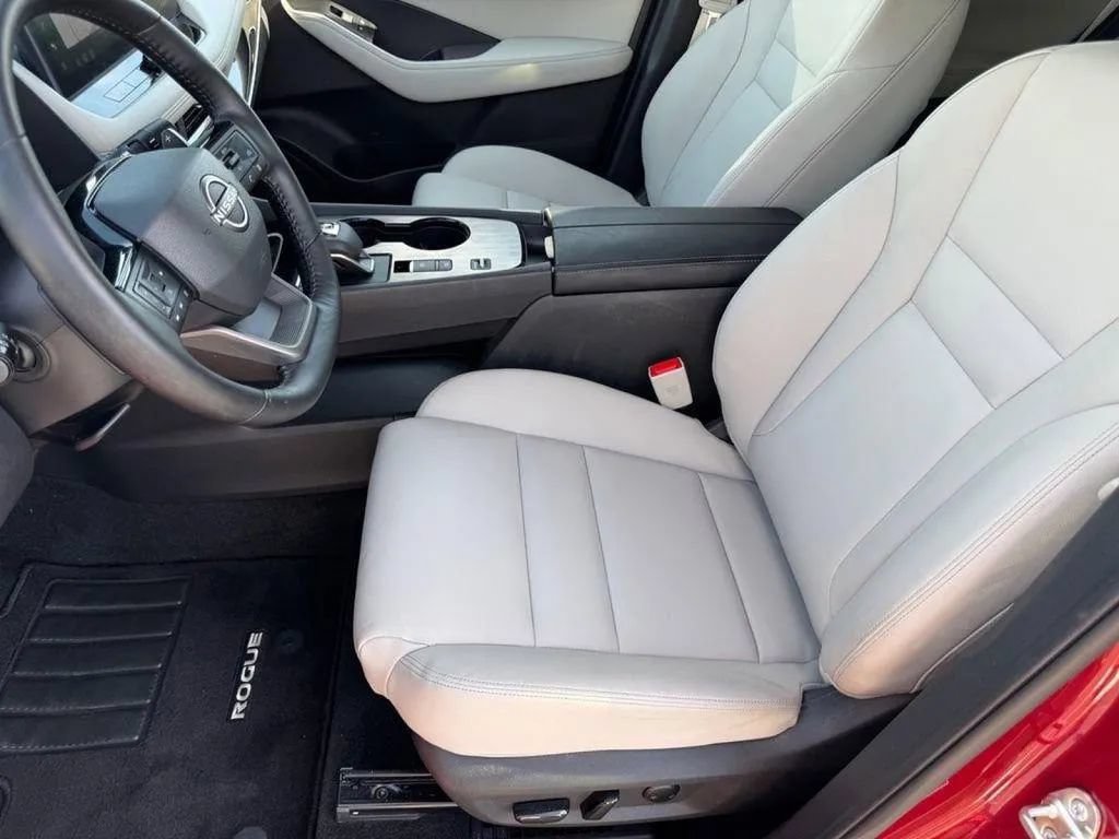 Used 2025 Nissan Rogue SL w/ SL Premium Package FWD image 16