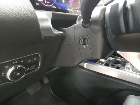 Used 2025 Mercedes-Benz GLB 250 4MATIC image 4