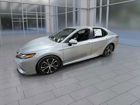 Certified 2020 Toyota Camry SE image 4