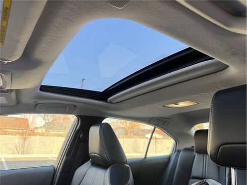 Used 2024 Toyota Corolla XLE image 29