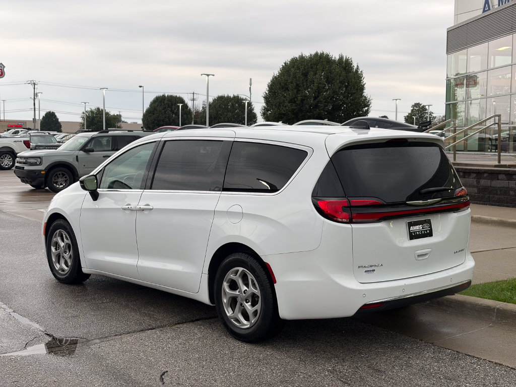 Used 2024 Chrysler Pacifica Limited FWD image 4