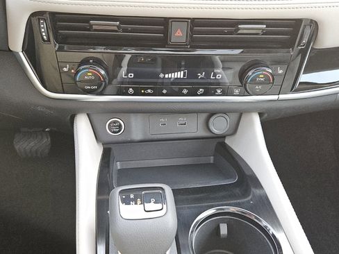 Used 2023 Nissan Rogue SL image 10