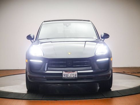 Certified 2025 Porsche Macan AWD/4WD image 10