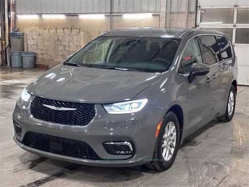 Used 2023 Chrysler Pacifica Touring-L image 1