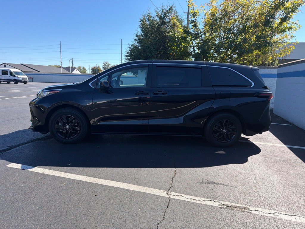 Used 2023 Toyota Sienna LE FWD image 2