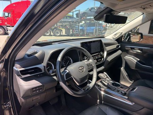 Used 2022 Toyota Highlander Platinum AWD/4WD image 4