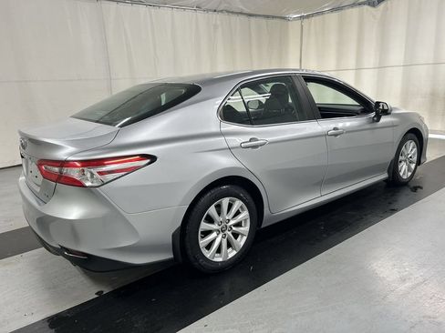 Used 2018 Toyota Camry LE FWD image 2