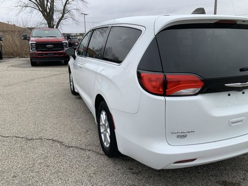 Used 2023 Chrysler Voyager LX image 17