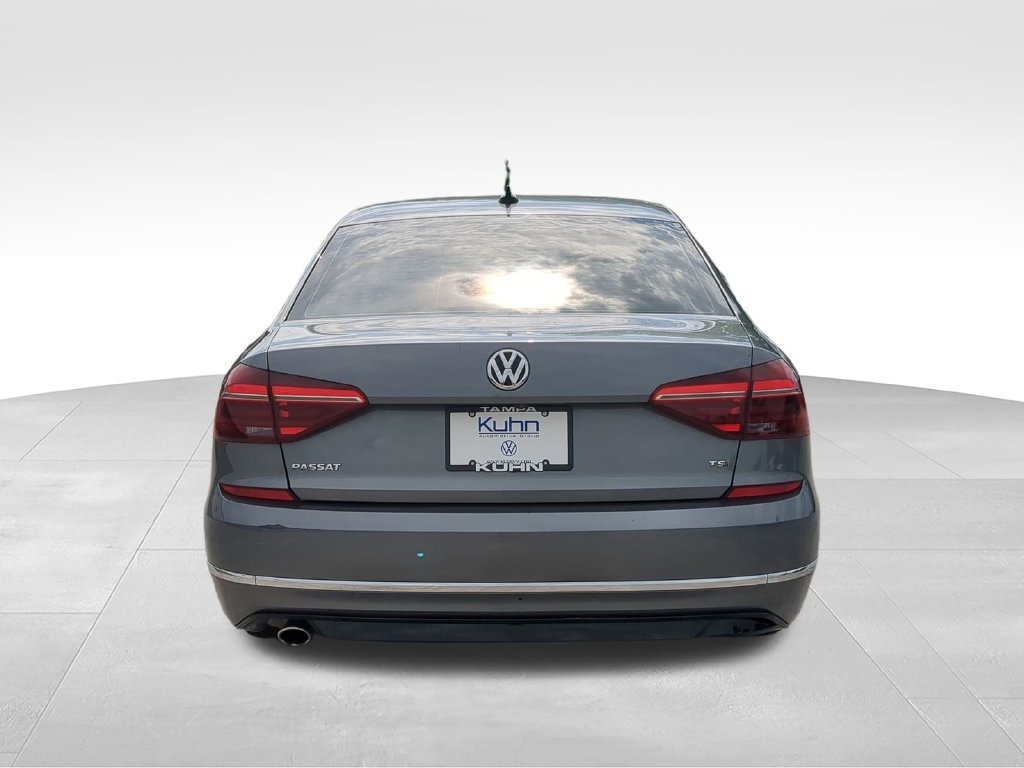 Used 2018 Volkswagen Passat 2.0T R-Line w/ R-Line Lighting Package FWD image 4