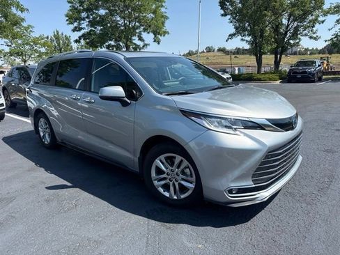Used 2025 Toyota Sienna Limited AWD/4WD image 3