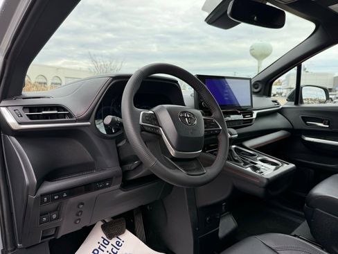 Used 2025 Toyota Sienna XSE image 35