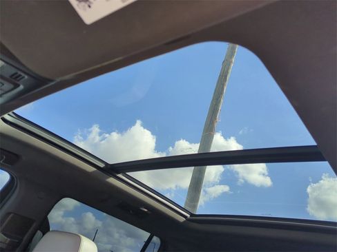 Used 2022 GMC Yukon XL SLT w/ SLT Premium Package image 19