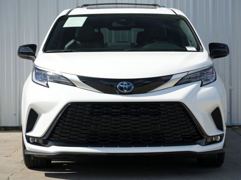 Used 2024 Toyota Sienna XSE image 7