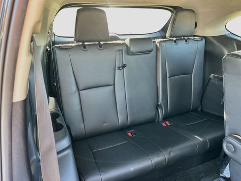 Used 2024 Toyota Highlander XLE FWD image 27