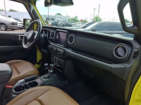 Used 2022 Jeep Wrangler Unlimited Sahara w/ Cold Weather Group AWD/4WD image 11