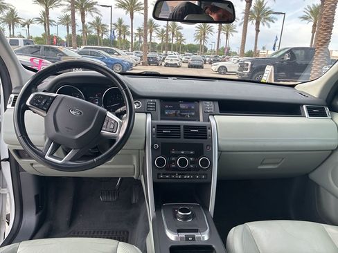 Used 2017 Land Rover Discovery Sport SE image 6