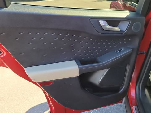 Used 2020 Ford Escape Titanium image 10