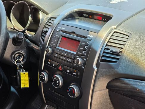 Used 2013 Kia Sorento LX w/ Third Row Pkg image 17