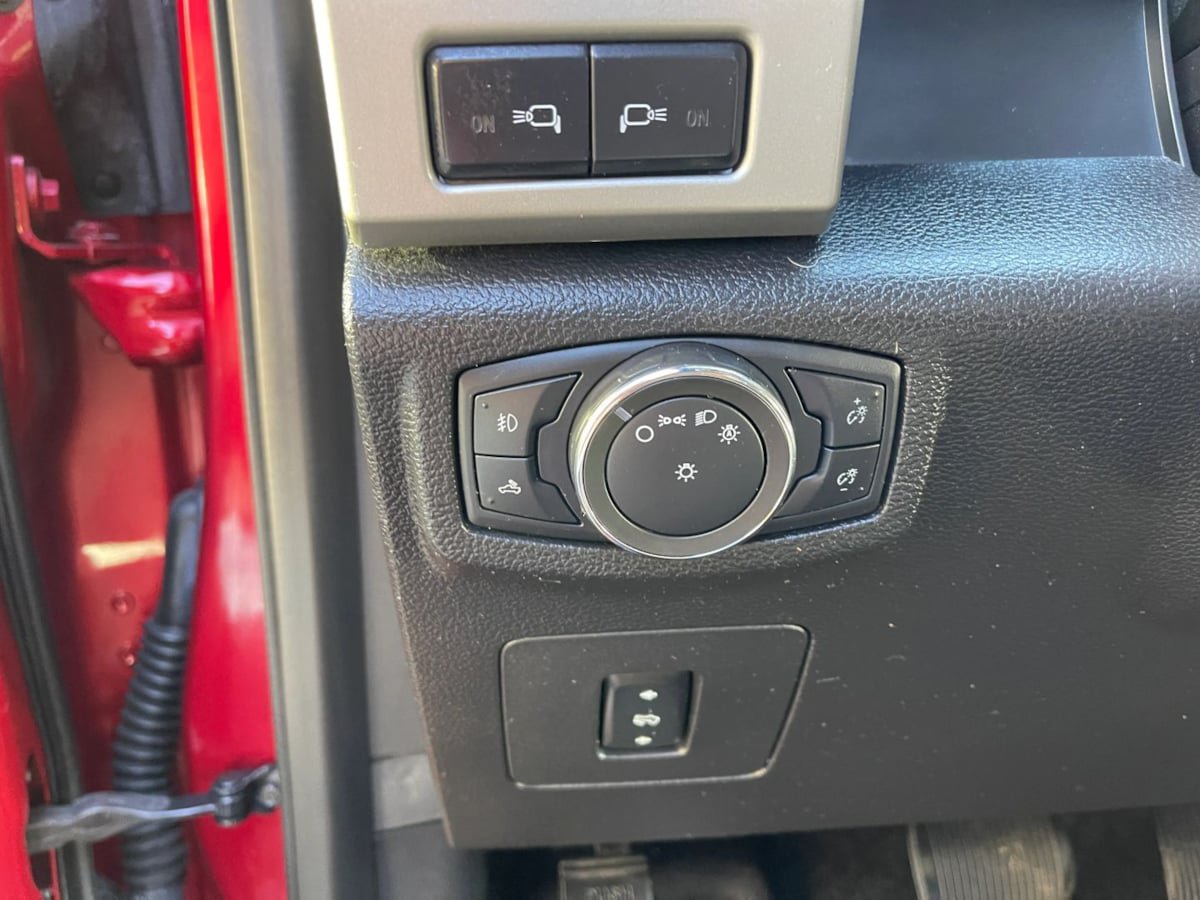Used 2015 Ford F150 Lariat w/ Equipment Group 502A Luxury AWD/4WD image 20
