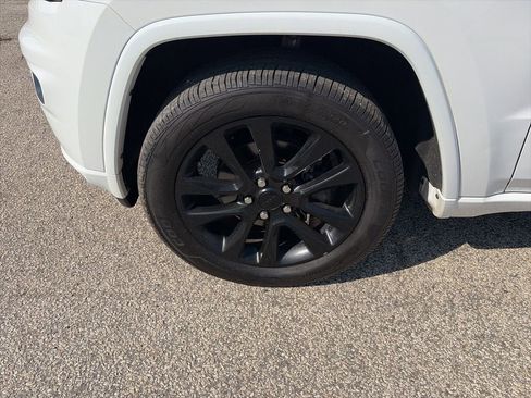 Used 2020 Jeep Grand Cherokee Altitude AWD/4WD image 11