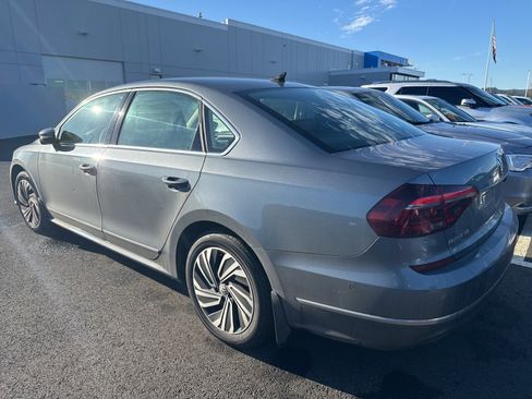 Used 2017 Volkswagen Passat 1.8T SEL Premium image 3