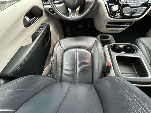 Used 2017 Chrysler Pacifica Touring-L Plus w/ Advanced Safetytec Group image 13