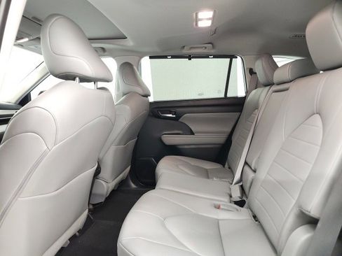 Certified 2023 Toyota Highlander XLE image 11
