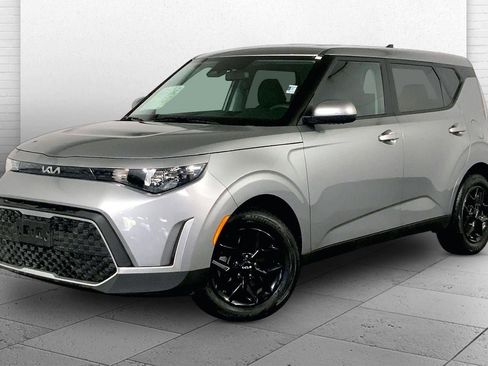 Used 2025 Kia Soul LX FWD image 3