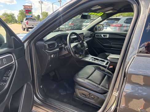 Used 2020 Ford Explorer XLT w/ Equipment Group 202A AWD/4WD image 14