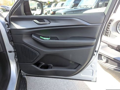 New 2025 Jeep Grand Cherokee L Altitude AWD/4WD image 39