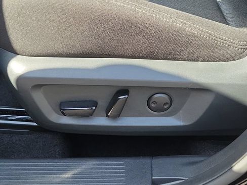 Used 2025 Nissan Rogue SV FWD image 25