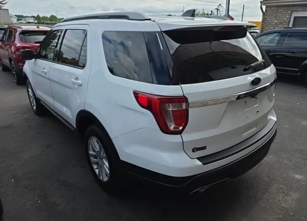 Used 2018 Ford Explorer XLT AWD/4WD image 4