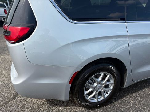 Used 2026 Chrysler Pacifica Select FWD image 14