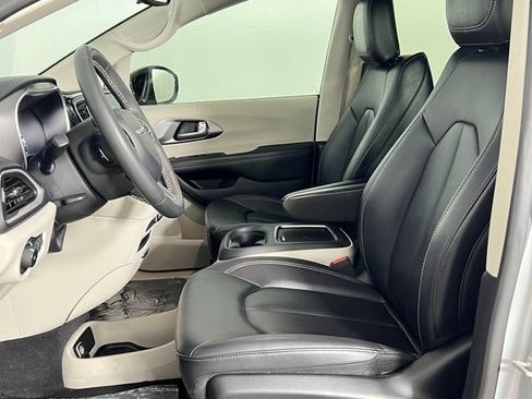 Used 2024 Chrysler Pacifica Touring-L FWD image 14