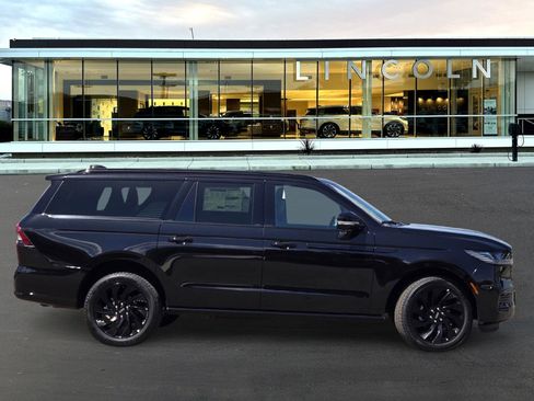 New 2026 Lincoln Navigator L Reserve AWD/4WD image 3