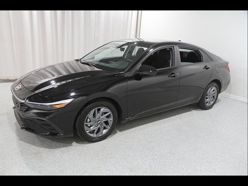Certified 2024 Hyundai Elantra SEL FWD image 3