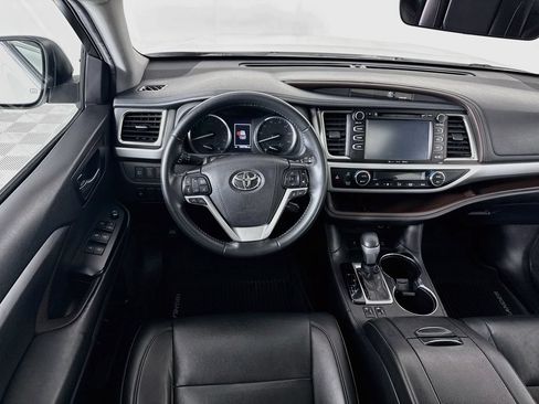Used 2019 Toyota Highlander XLE AWD/4WD image 24
