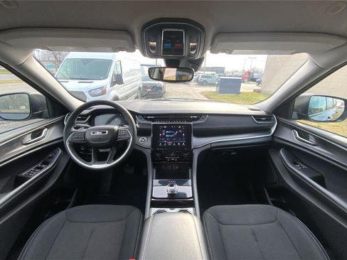 Used 2023 Jeep Grand Cherokee Laredo w/ Luxury Tech Group I image 32