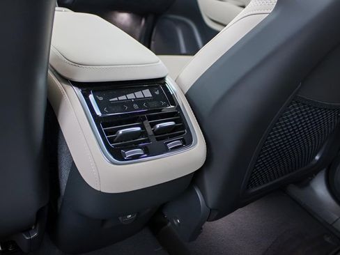 New 2026 Volvo XC90 B5 Core w/ Protection Package Premier image 20