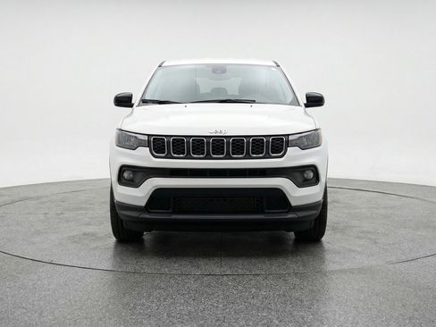 Used 2025 Jeep Compass Latitude image 2