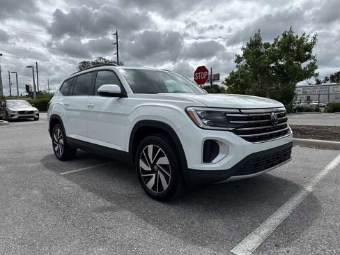 Certified 2025 Volkswagen Atlas SE image 8